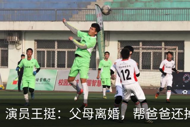 演员王挺：父母离婚，帮爸爸还掉千万巨债后，40岁终与家人和解